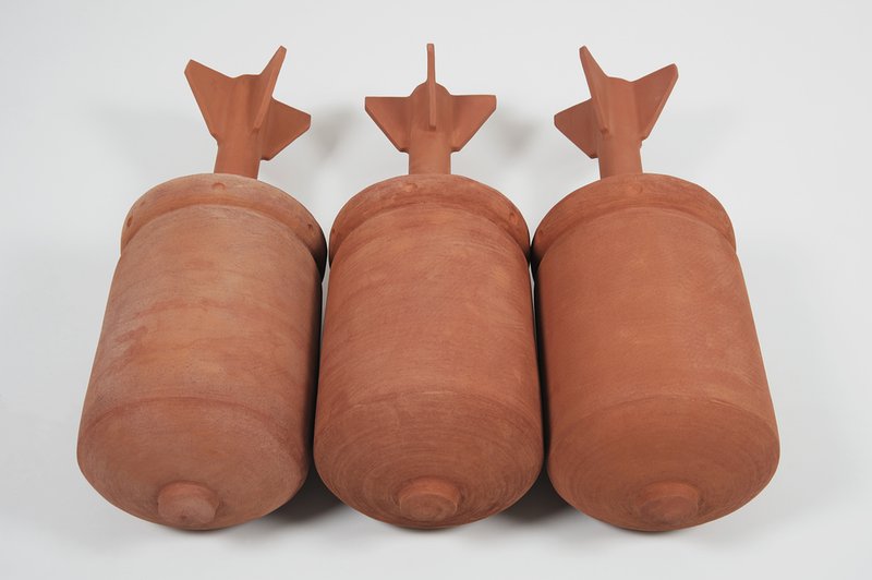 Dagoberto Rodriguez, Anforas I (3 bombs), 2020
