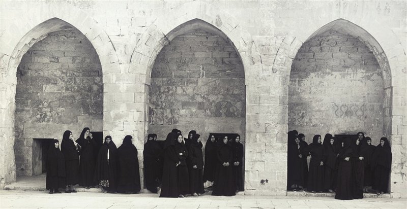 Shirin Neshat, Veiled Women in 3 Arches, 1999