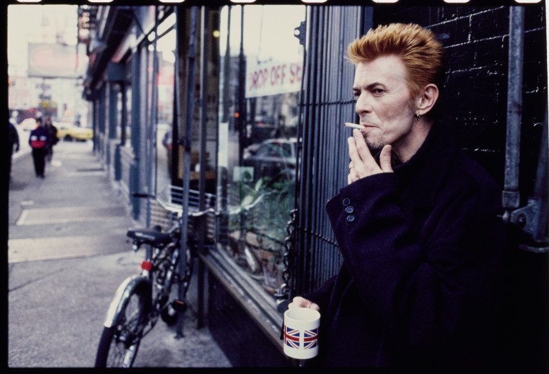 Kevin Cummins, David Bowie at Tea & Sympathy New York City, 1997