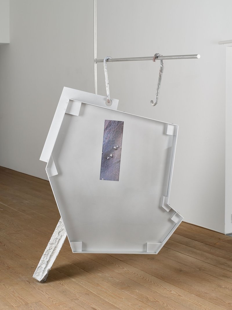 Nairy Baghramian, S’accrochant (Bleu Horizon), 2022